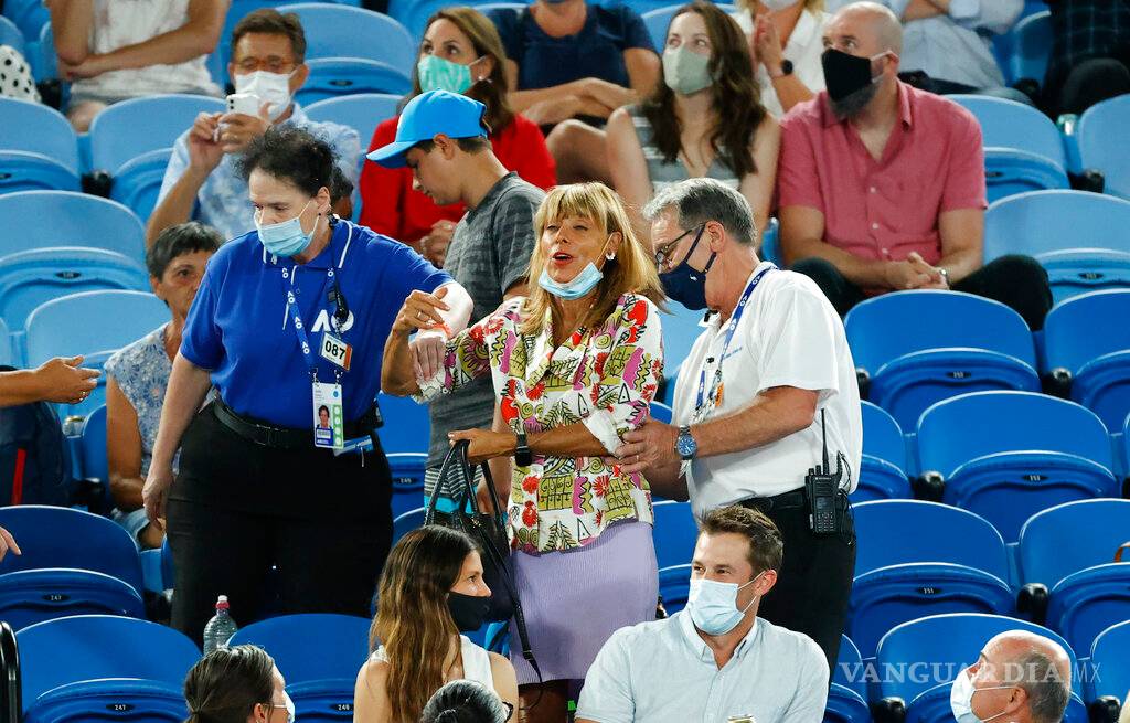 $!Aficionada le grita y hace seña obscena a Nadal... él le responde ganando el partido