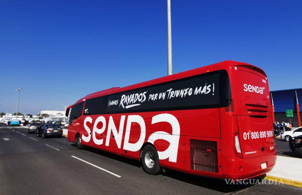 $!Autobuses de línea realizan recorridos desde Saltillo hasta el aeropuerto, aunque este es casi el triple de lo que cuesta el boleto a la central de Monterrey.