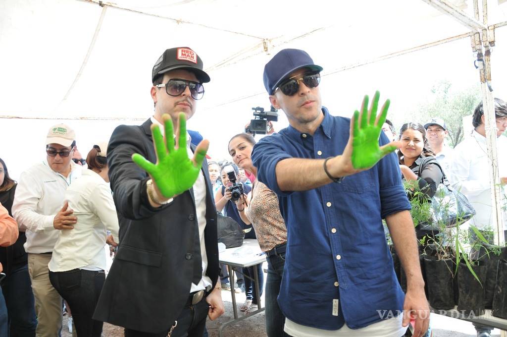 $!Integrantes del grupo Kinky siembran árboles en Monclova