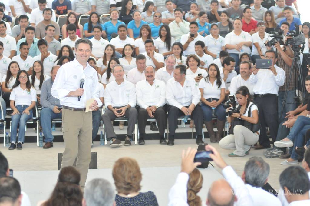 $!Aurelio Nuño entrega a estudiantes de Coahuila tarjetas de afiliación al seguro social