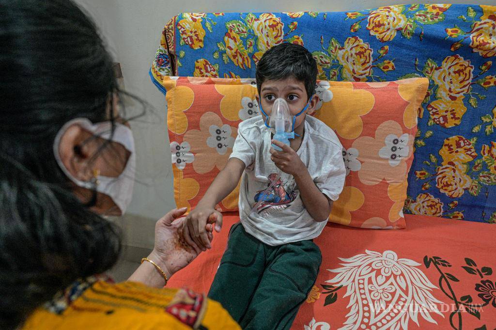$!Shwetha Sree, a la izquierda, con su hijo Vihaan, de 5 años, que tiene fibrosis quística, en Hyderabad, India.