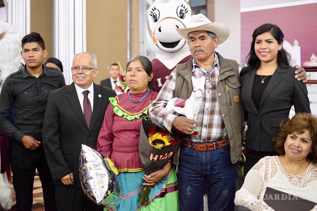 $!Foto de padres en la graduación de su hija de la universidad conmueve a las redes sociales