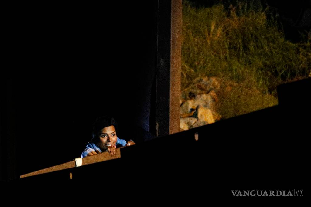 $!Más familias cruzan ilegalmente a San Diego