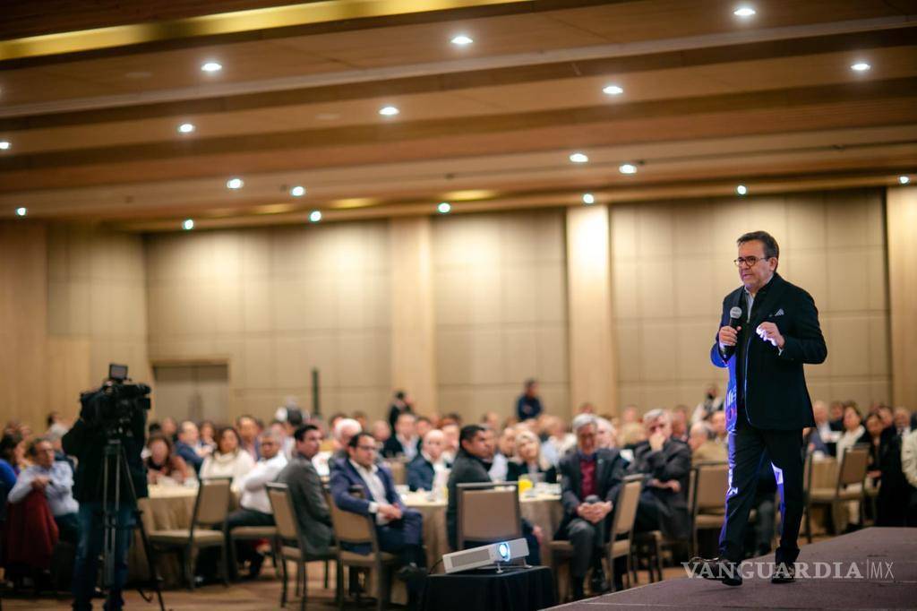 $!Ildefonso Guajardo en acción durante su conferencia.