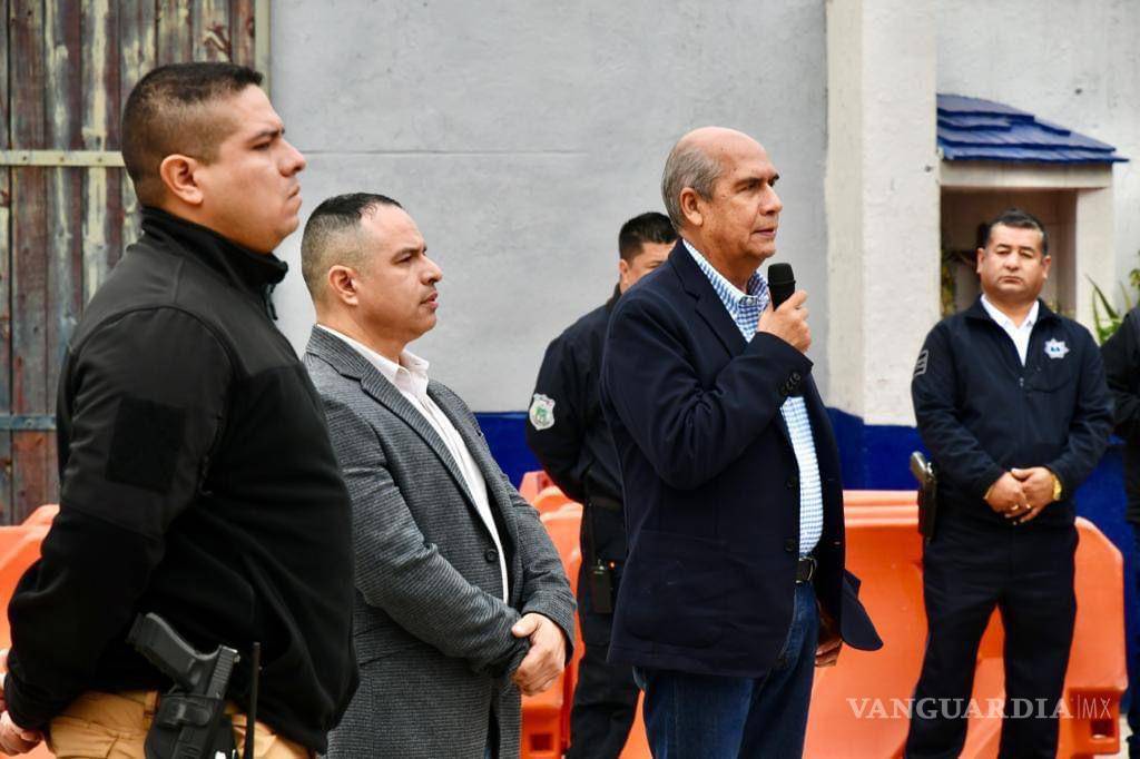 $!El Alcalde al presentar ante el grupo al nuevo mando policiaco.