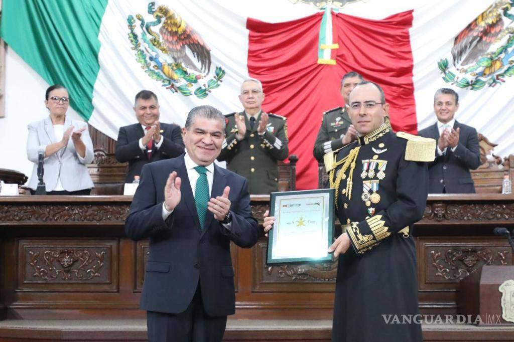 $!El Heroico Colegio Militar ha recogido y sumado a lo largo de dos siglos la historia nacional, los momentos más gloriosos que costaron a la patria la sangre de sus hijos, de los soldados y oficiales de nuestro Ejército, destacó el mandatario.