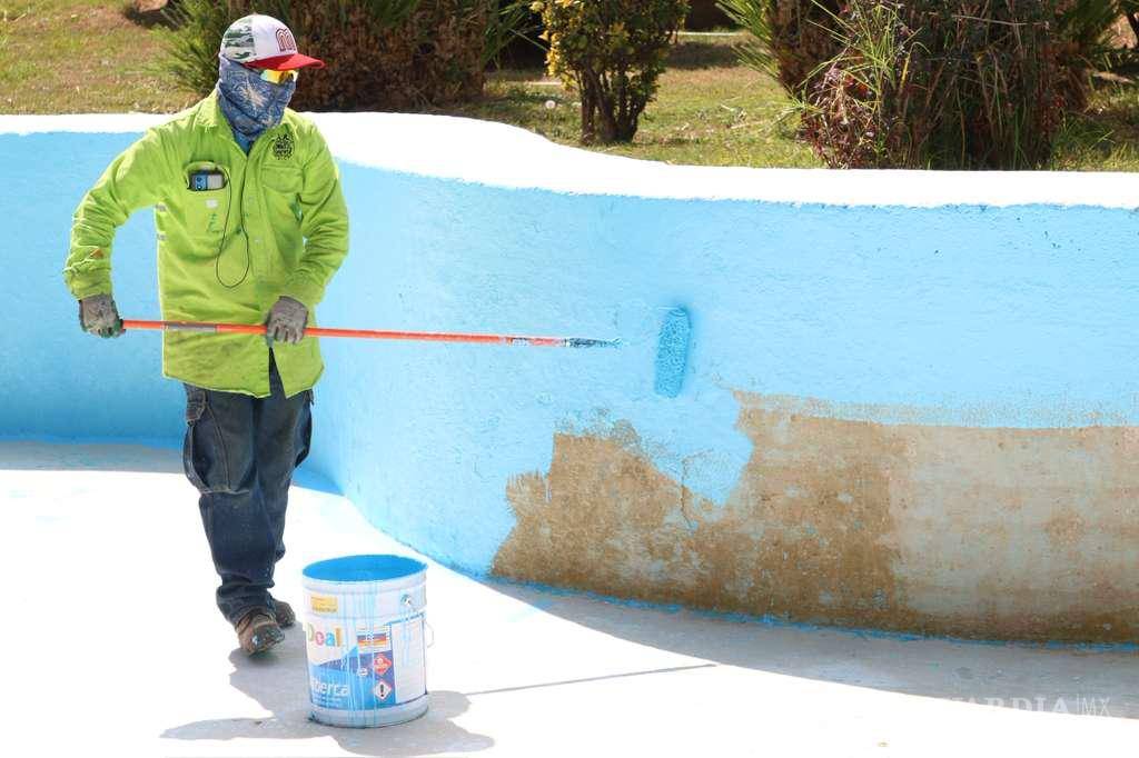 $!El Gobierno de Saltillo dio mantenimiento al lago de la Alameda.