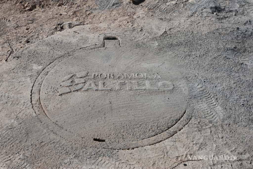 $!La nueva red de drenaje sanitario en la colonia El Salvador eliminará filtraciones y encharcamientos que por años afectaron a las viviendas del sector.