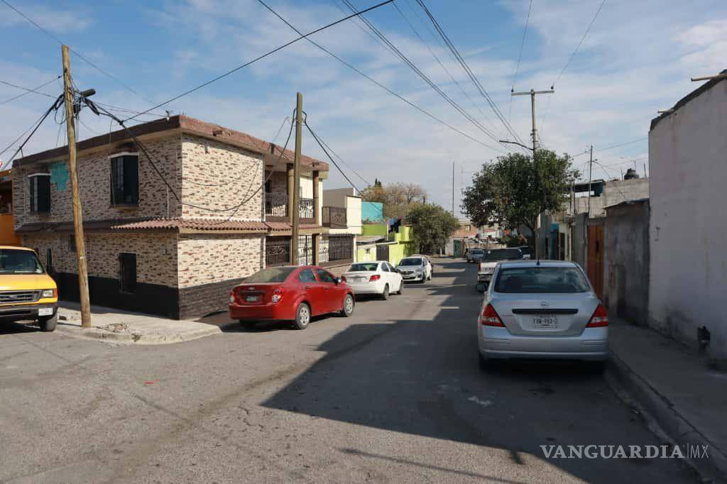 $!Personal especializado retira líneas obsoletas para reducir riesgos de cortocircuitos y mejorar la infraestructura activa.