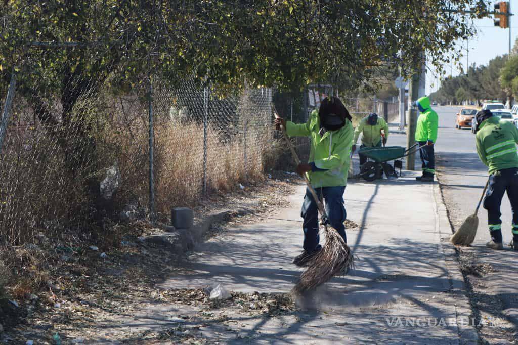 $!Las brigadas municipales continúan con la recuperación de áreas verdes y espacios públicos en distintos puntos de Saltillo, fortaleciendo la seguridad, la salud y la convivencia entre la comunidad.