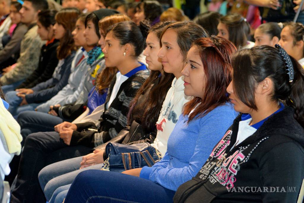 $!Entregan 10 mil tarjetas de descuento a jóvenes estudiantes de Piedras Negras