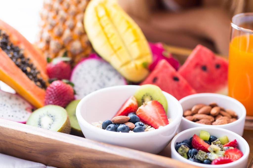 $!Primer plano de una bandeja con frutas frescas ricas en nutrientes.