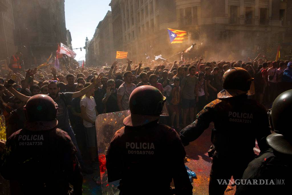 $!Policía se enfrenta a separatistas catalanes en Barcelona