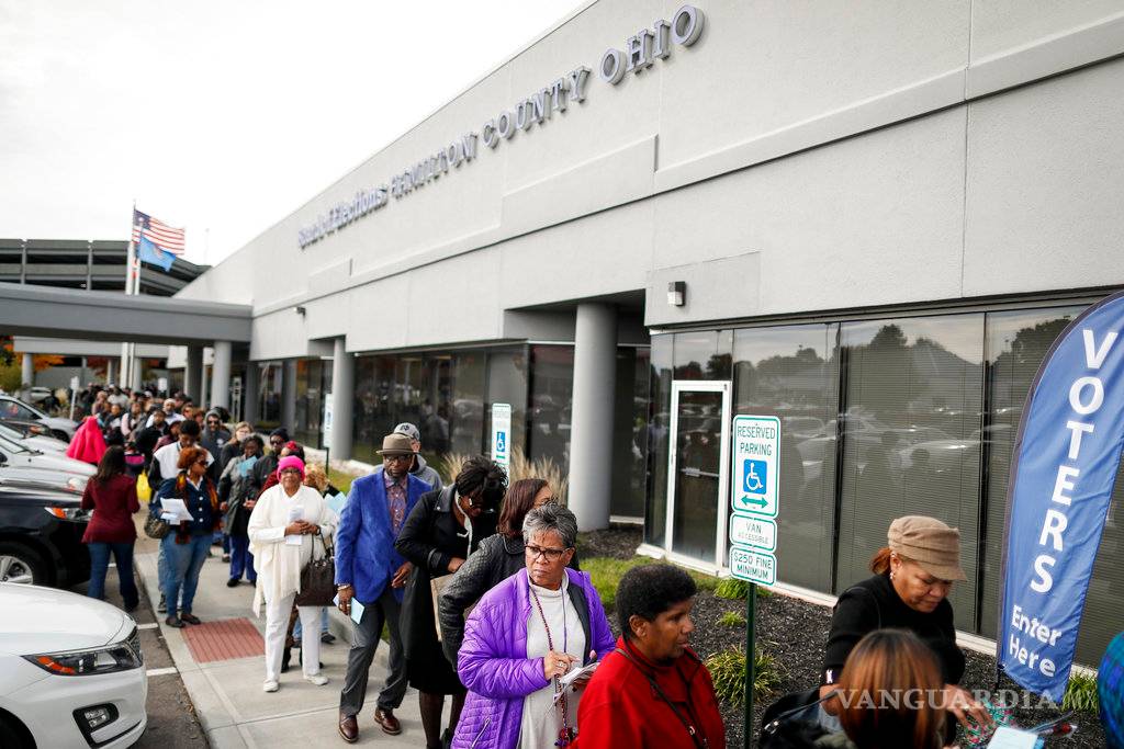 $!Fallas en máquinas provocan largas filas en centros de votaciones de EU