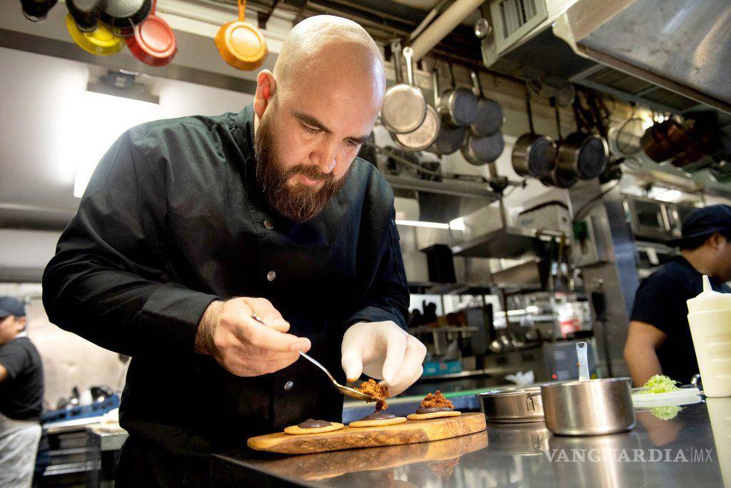 $!Chef Cosme Aguilar, uno de los mexicanos galardonados con estrellas Michelin.