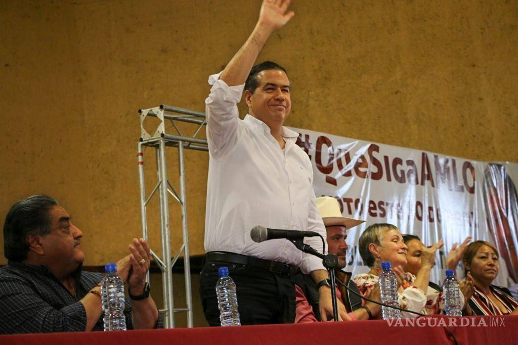 $!Mejía de igual forma fue recibido con porras y de manera positiva por los asistentes quienes expresaron con ello el apoyo a la revocación y los discursos que se dieron