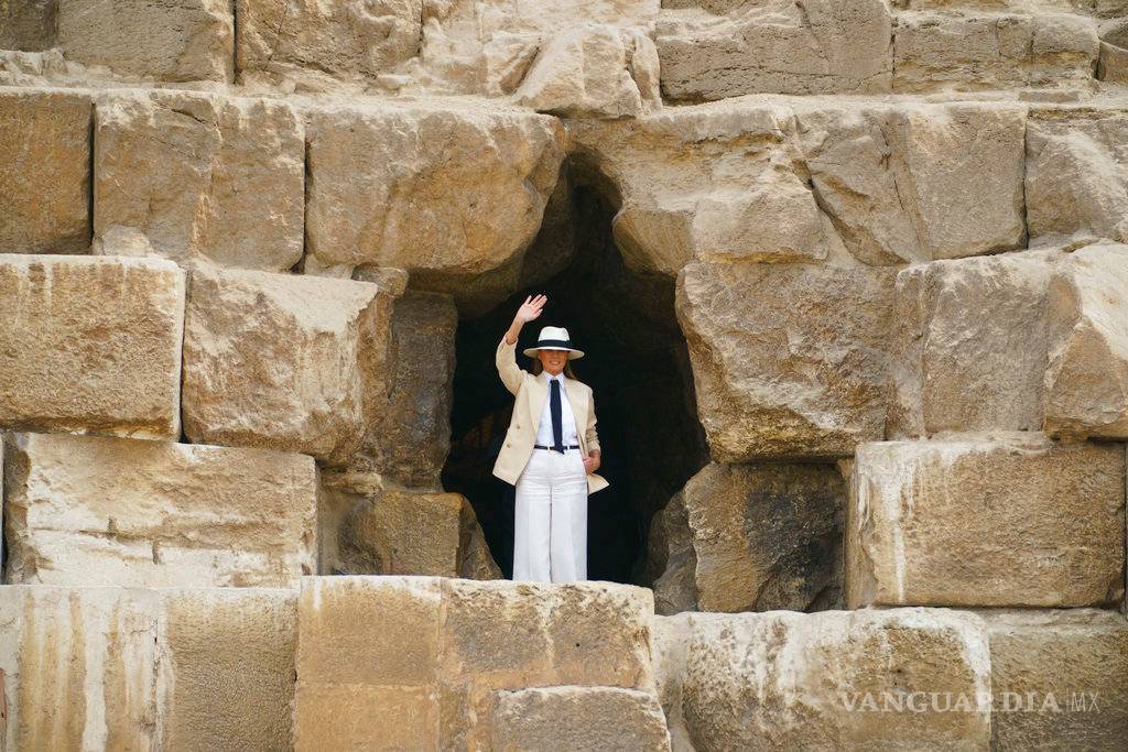 $!Melania Trump pasea entre las pirámides en Egipto