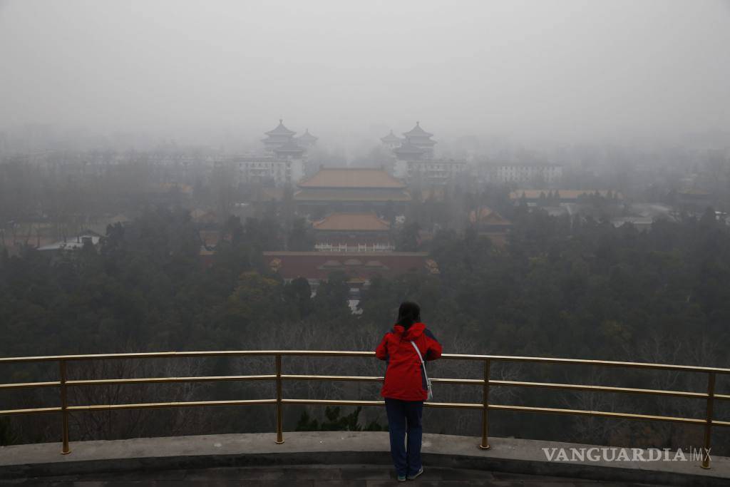 $!Una nube espesa y gris envuelve a Beijing en por segundo día
