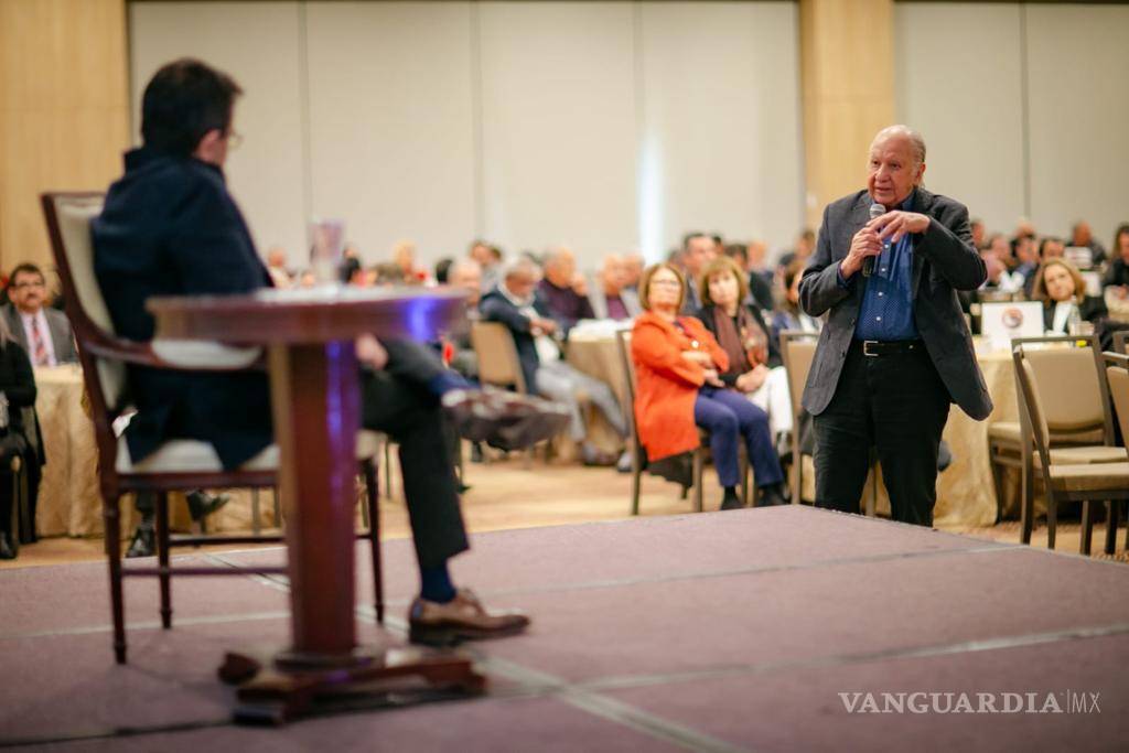$!Ildefonso a la izquierda, atendiendo las preguntas del abarrotado auditorio.