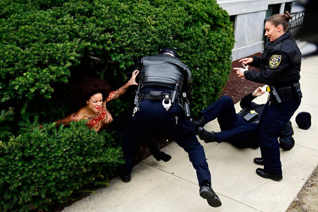 $!Manifestante 'topless' encara a Bill Cosby al empezar su juicio