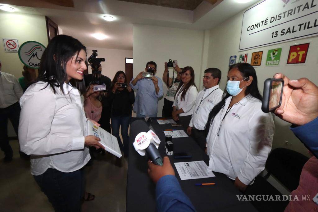 $!Luz Elena Guadalupe Morales busca repetir como legisladora y se presentó ante el Comité Electoral del Distrito 13 del IEC por el PRI-PAN-PRD.