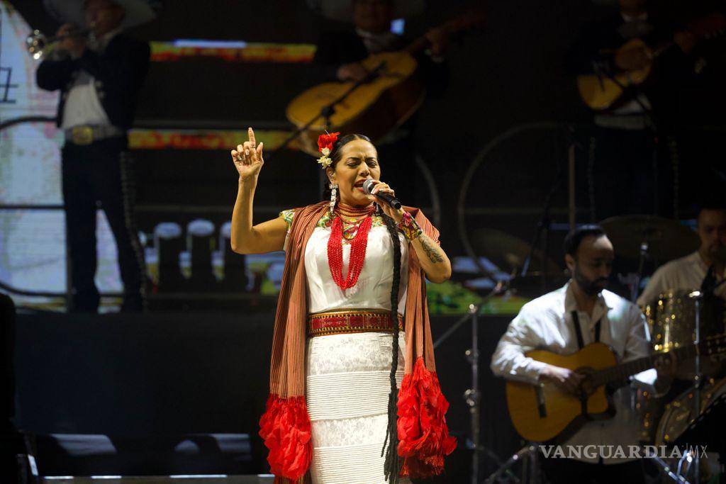 $!Presentación de Lila Downs cantando “Latinoamérica” de Calle 13