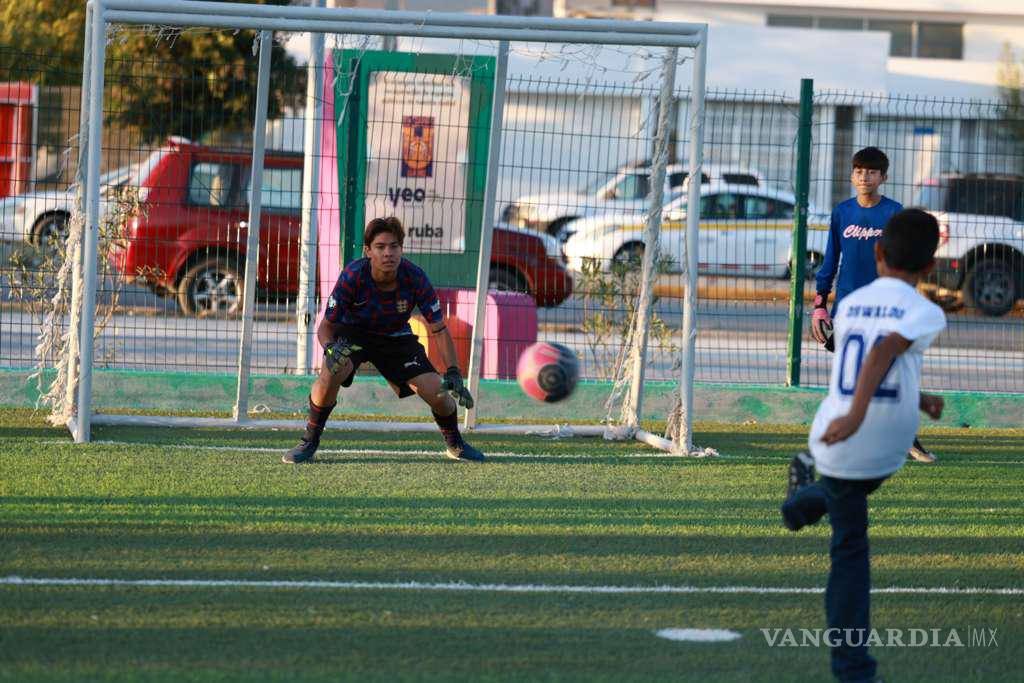 $!Los niños pudieron jugar en la cancha de fútbol junto a los jugadores y convivir con la mascota “Salti”.