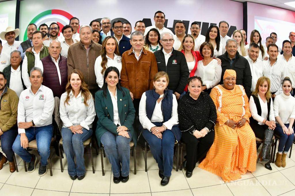 $!En un acto que reunió a figuras del PRI en Coahuila, Riquelme Solís expresó su agradecimiento por el apoyo y respaldo recibido durante su mandato.