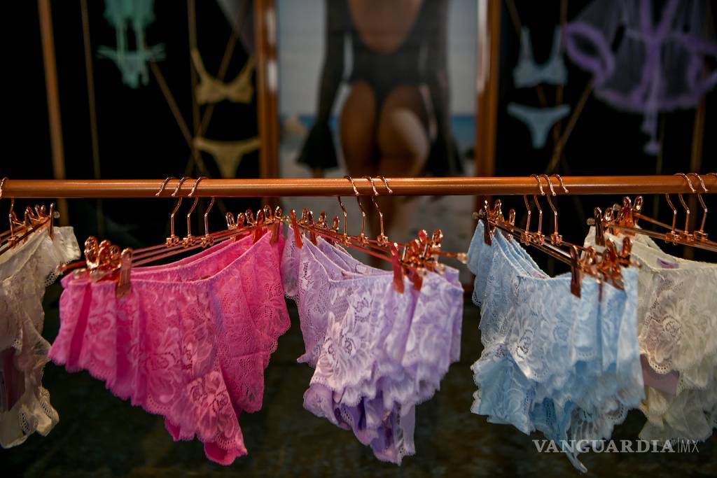 $!Estrena Rihanna línea de lencería