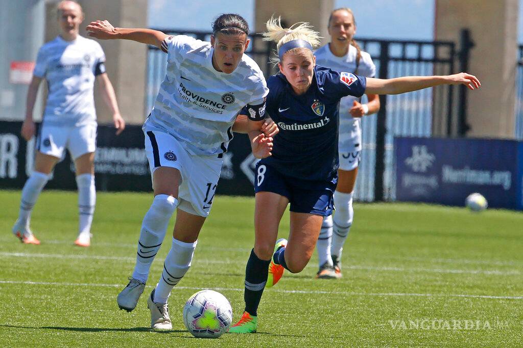 $!Jugadoras de la NWSL se arrodillan antes del partido
