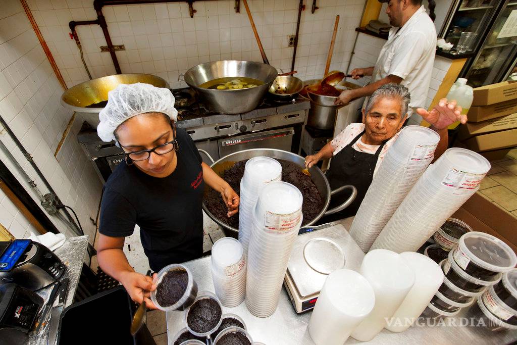 $!Familia mexicana seduce con su mole la costa este de EU