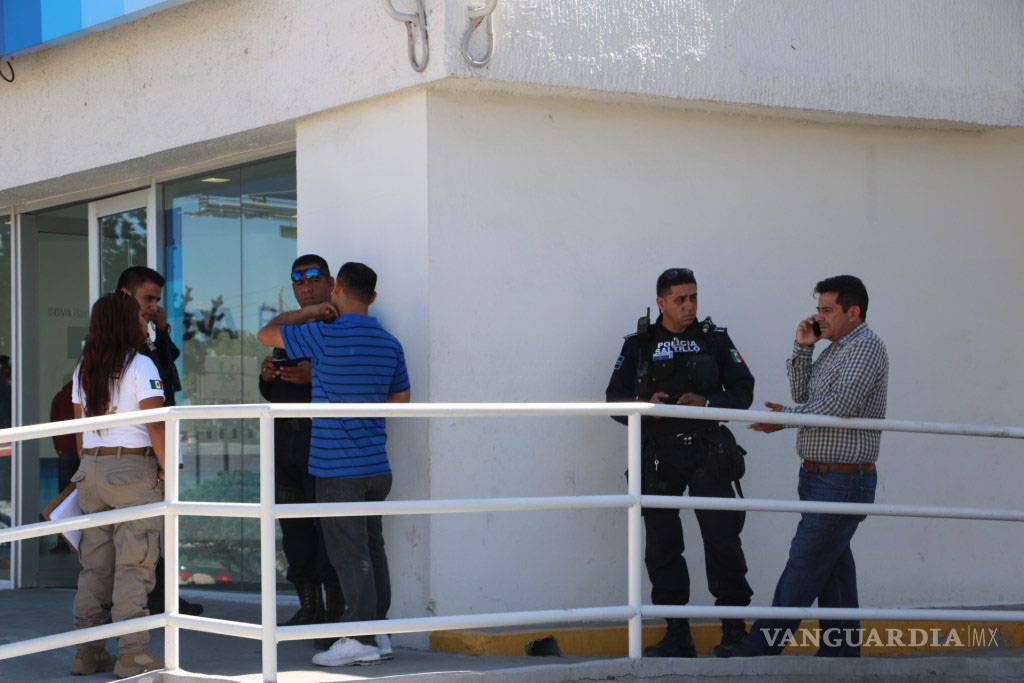 $!Le arrebatan $300 mil, ladrones en motocicleta en Saltillo