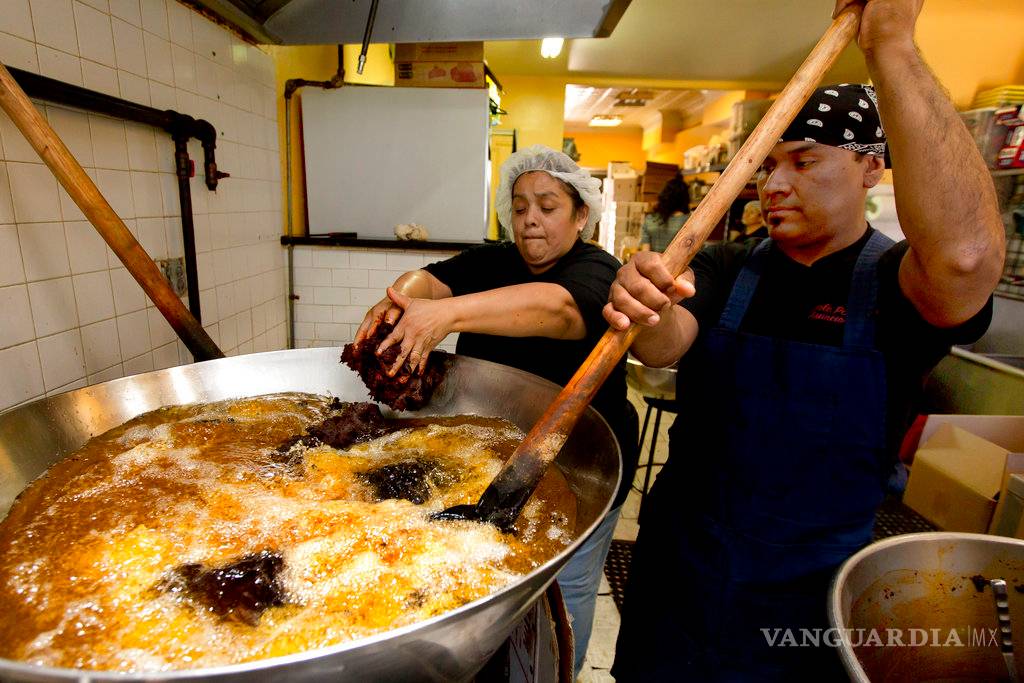 $!Familia mexicana seduce con su mole la costa este de EU