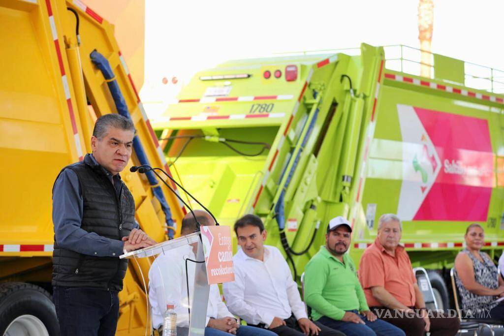 $!El alcalde y el gobernador entregaron de manera simbólica los camiones recolectores a Manuel Suárez Martínez, operador de una unidad de la Dirección de Servicios Públicos.