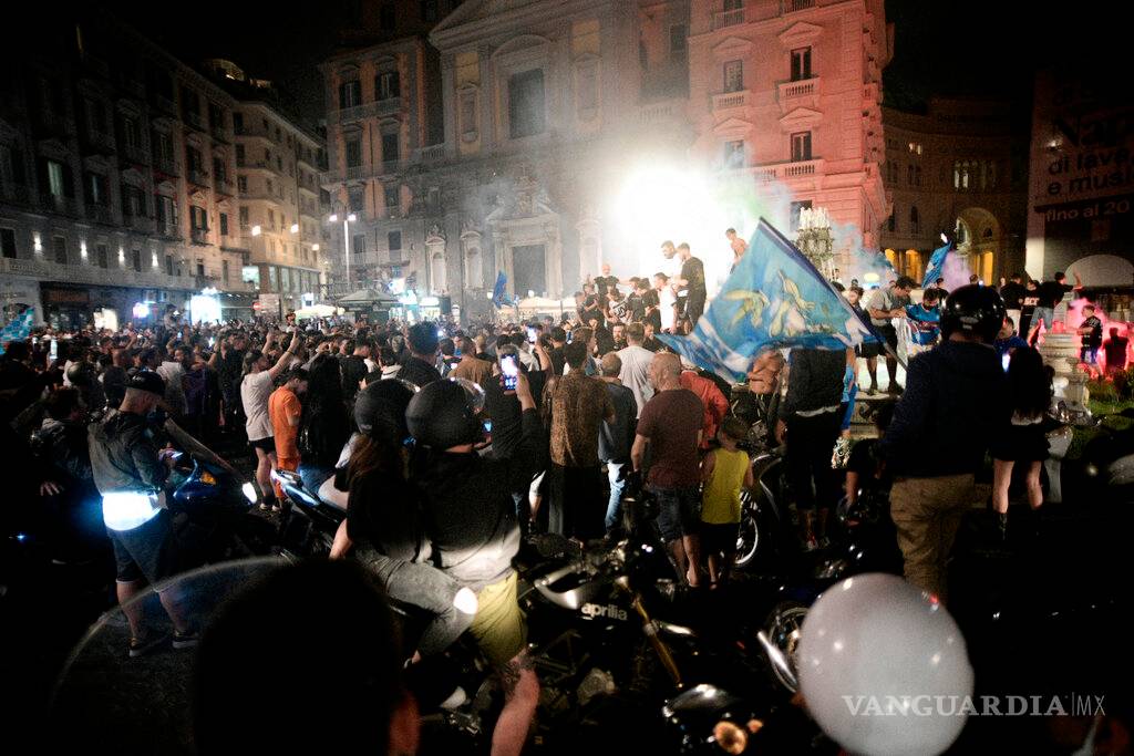 $!Nápoles olvida la sana distancia y llena sus calles tras ganar la Copa Italia (fotos)