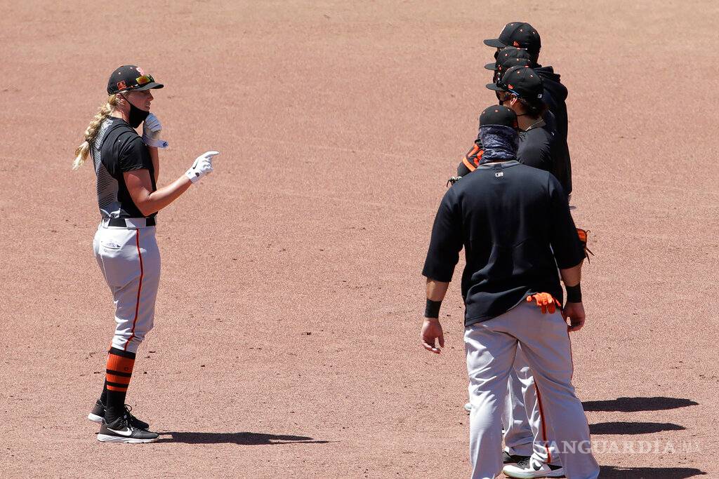 $!Gabe Kapler de los Gigantes se convierte en el primer manager de MLB en arrodillarse para Himno