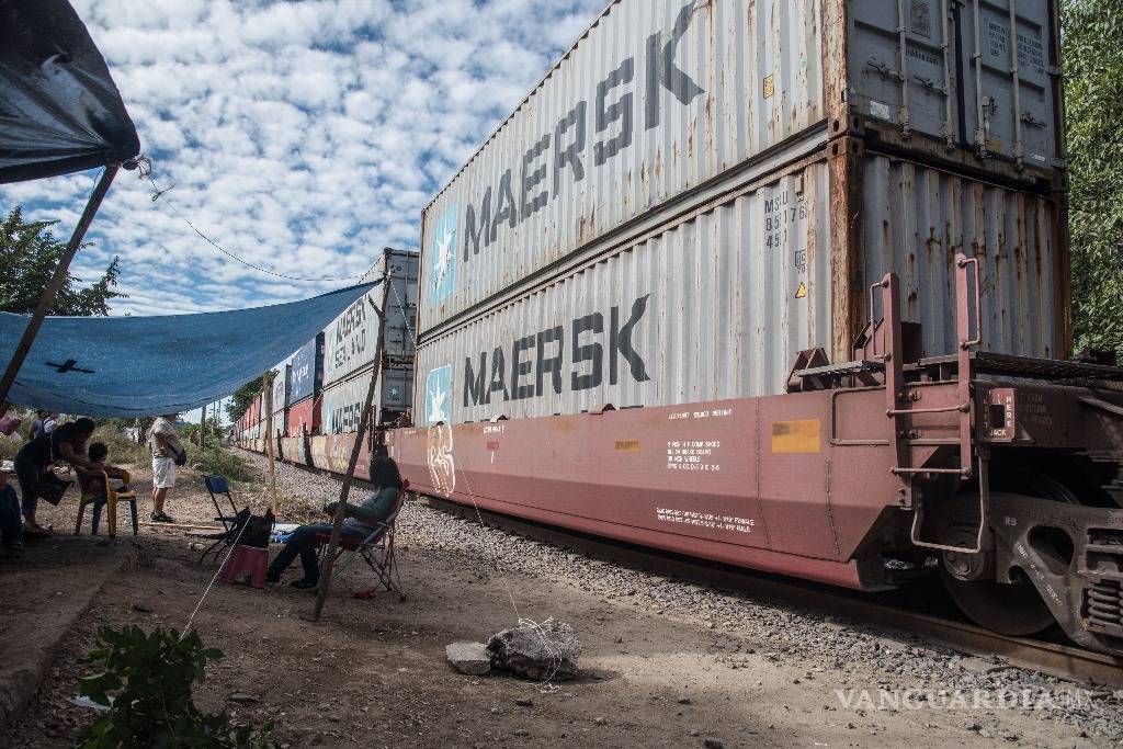 $!La CNTE vuelve a liberar vías en Lázaro Cárdenas, pero bloquea otras
