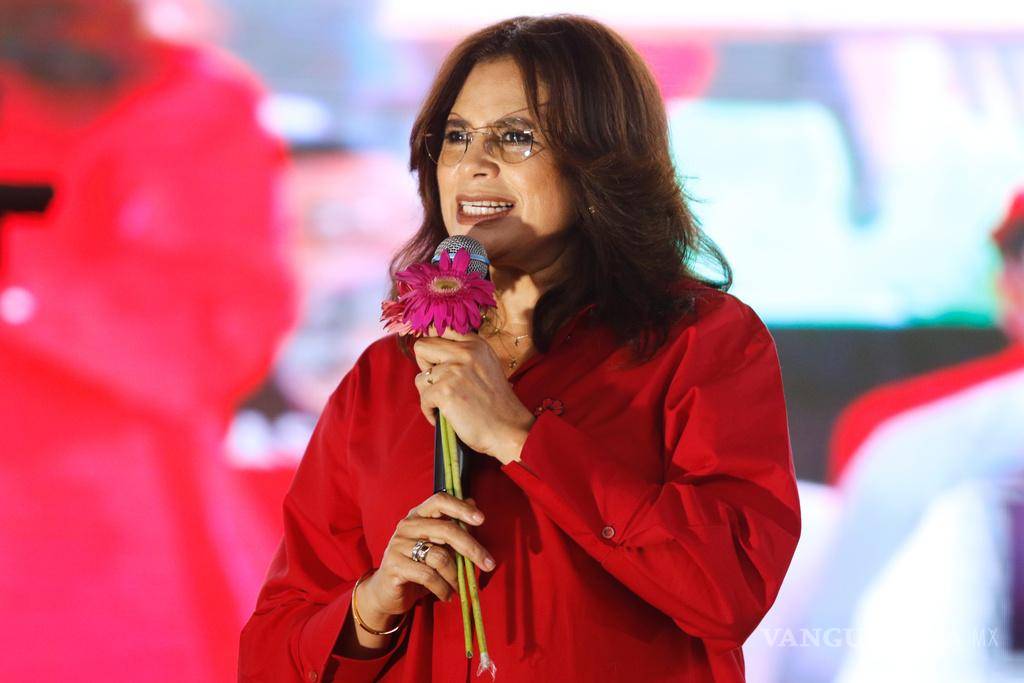 $!La candidata presidencial del partido gobernante, Rixi Moncada, asiste a su mitin de cierre de campaña en San Pedro Sula, Honduras, el sábado 22 de noviembre de 2025. (Foto AP/Delmer Martínez)