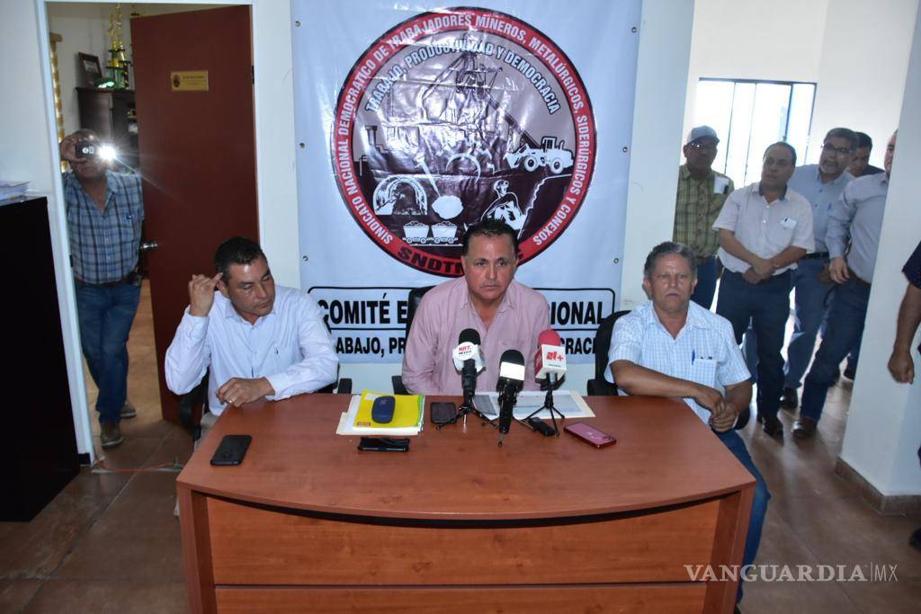 $!A la derecha el líder sindical Ismael Mejía Escalante, considera que la empresa sigue siendo rentable, aunque nunca se imaginó que la situación llegaría al nivel que se encuentra ahora.