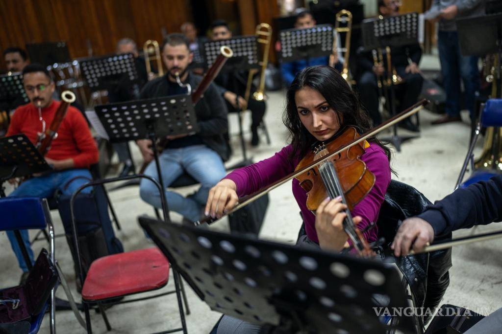 $!Fadia Khalil Ibrahim, a la derecha, durante un ensayo en la Escuela de Música y Ballet de Bagdad en Bagdad.
