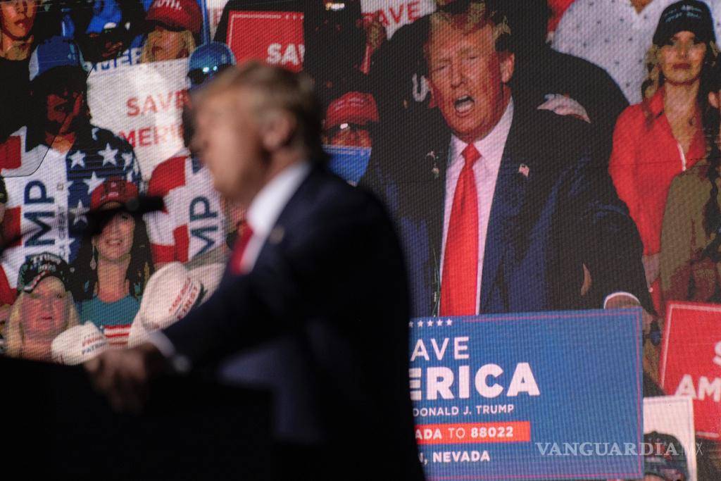 $!El expresidente Donald Trump habla durante un mitin en el aeropuerto Minden-Tahoe en Minden, Nevada, el 8 de octubre de 2022.