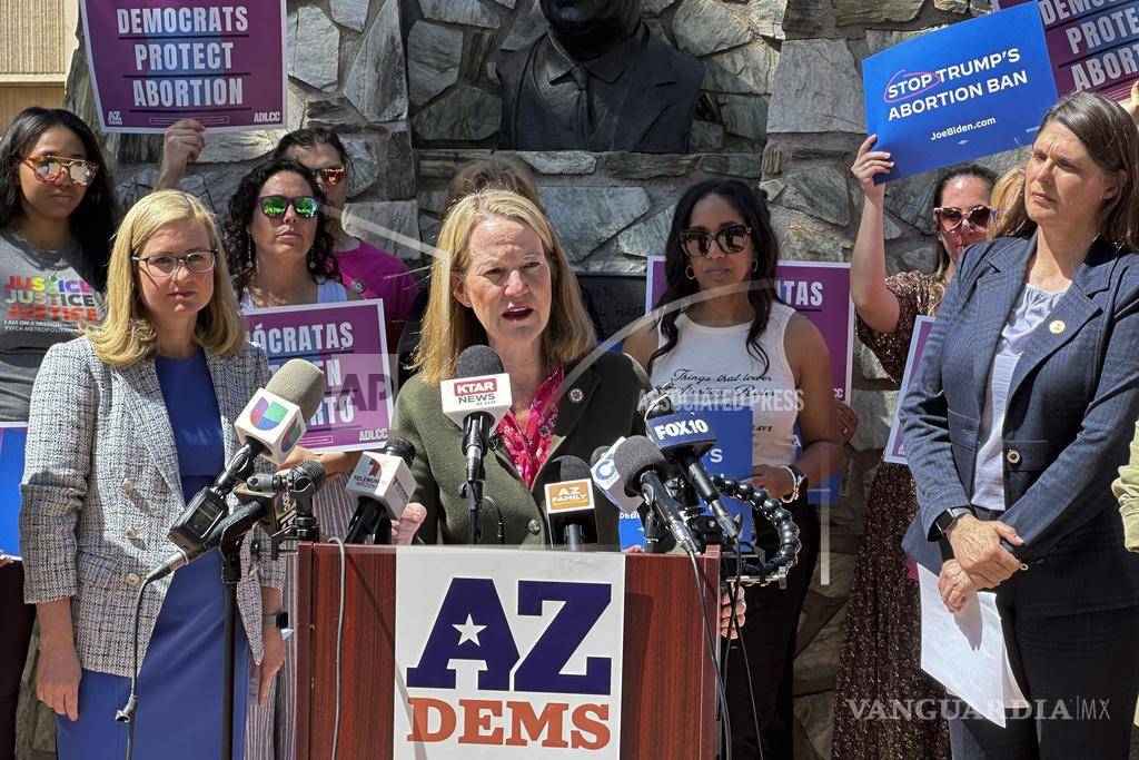 $!La fiscal general de Arizona, Kris Mayes, habla con los periodistas en el capitolio estatal en Phoenix.