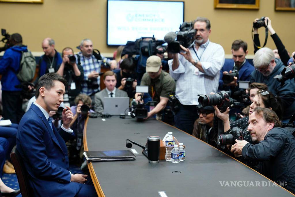 $!El director ejecutivo de TikTok, Shou Zi Chew, llega para testificar en una audiencia del Comité de Comercio y Energía de la Cámara.