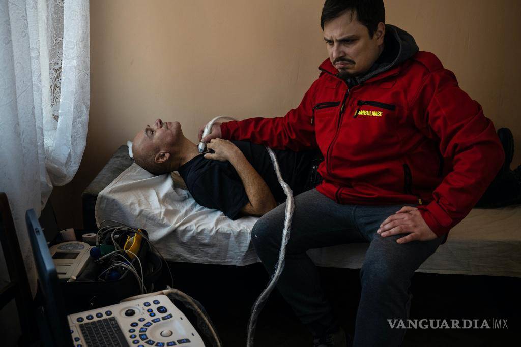 $!Un paciente recibe una ecografía durante una extensión médica móvil realizada por un equipo de médicos en la región de Kharkiv en Ucrania.