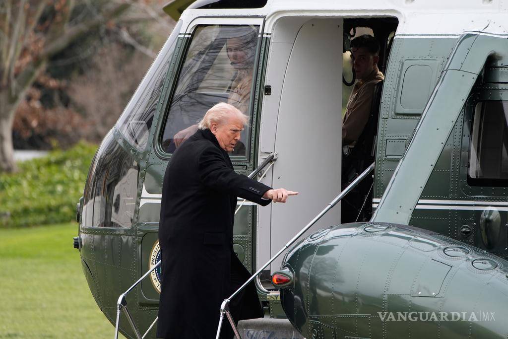 $!El presidente Donald Trump aborda el Marine One desde el Jardín Sur de la Blanca, el miércoles 17 de diciembre de 2025, en Washington.