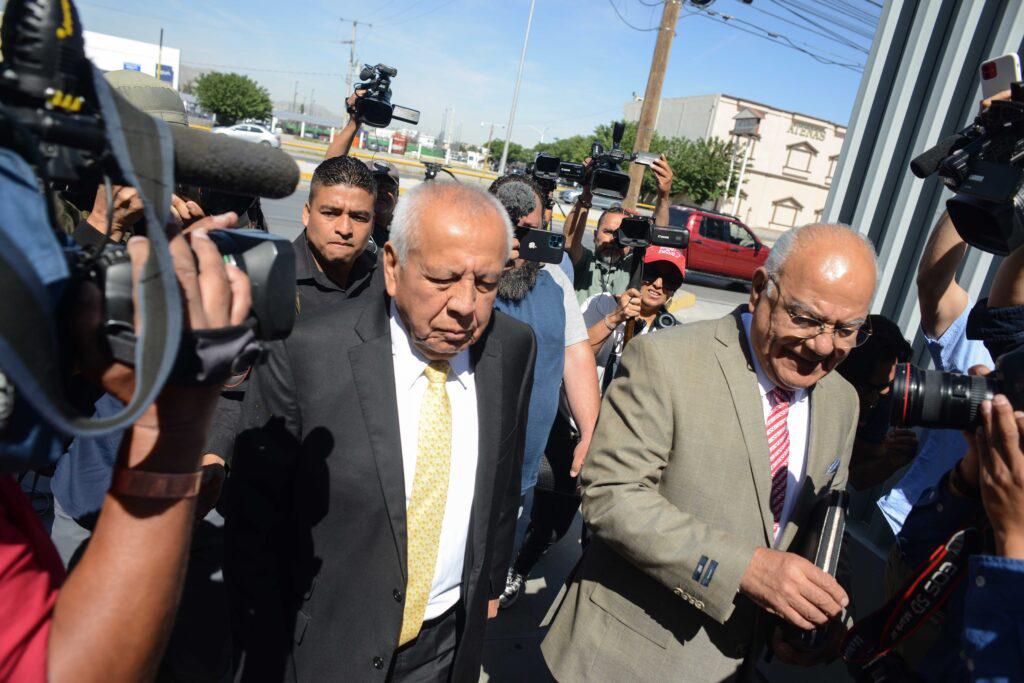 $!El comisionado del INM, Francisco Garduño Yáñez, al salir de los juzgados federales donde fue imputado por la tragedia migrante en Ciudad Juárez, 25 de abril de 2023.
