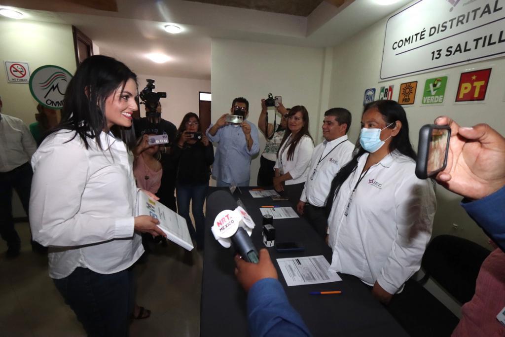 $!Luz Elena Guadalupe Morales busca repetir como legisladora y se presentó ante el Comité Electoral del Distrito 13 del IEC por el PRI-PAN-PRD.