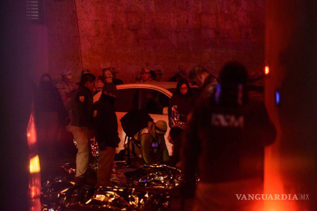 $!Peritos revisan los cuerpos de migrantes cubiertos con colchas térmicas de aluminio.