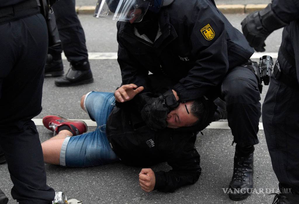 $!Desmanes de ultraderechistas dejan 18 heridos en Alemania