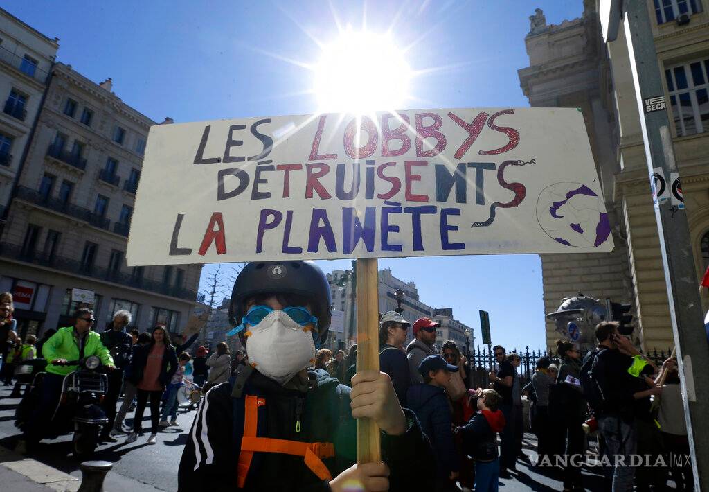 $!Protestan en París para exigir acción al cambio climático